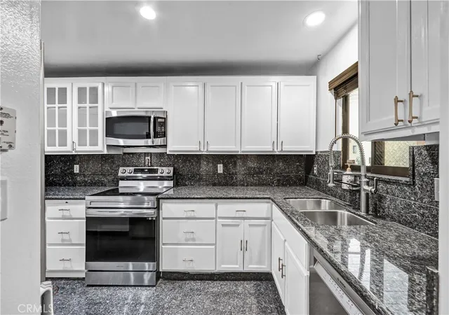 2nd image of 1900 Vine St #212, Los Angeles, CA 90068 | MLS# GD26100095
