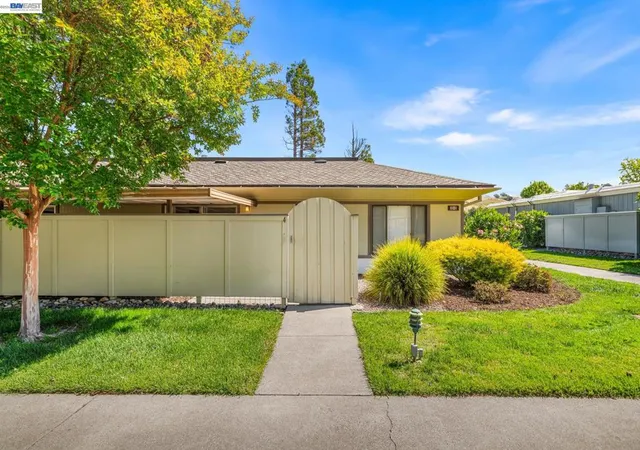 2nd image of 1101 Fairlawn Ct #4, Walnut Creek, CA 94595 | MLS# 41133949