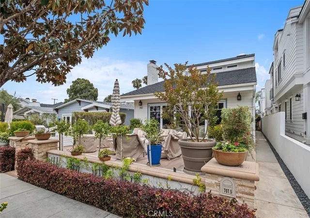 Photo 15 of Condo for sale at 707 1/2 Marigold Ave, Corona Del Mar, CA 92625 | MLS# OC26095053 | Listing updated on 2026-10-01