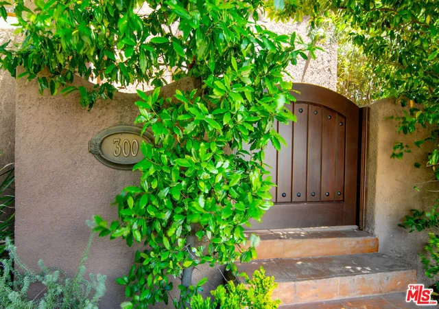 3rd image of 300 N Bronson Ave, Los Angeles, CA 90004 | MLS# 26830155