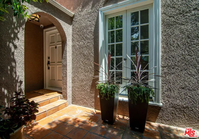 4th image of 300 N Bronson Ave, Los Angeles, CA 90004 | MLS# 26830155