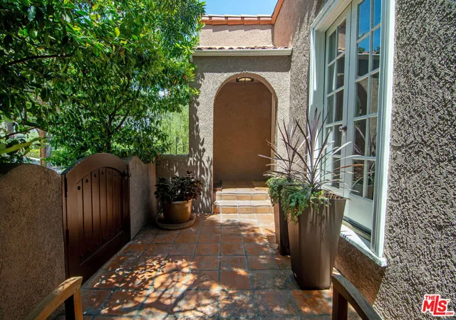 5th image of 300 N Bronson Ave, Los Angeles, CA 90004 | MLS# 26830155