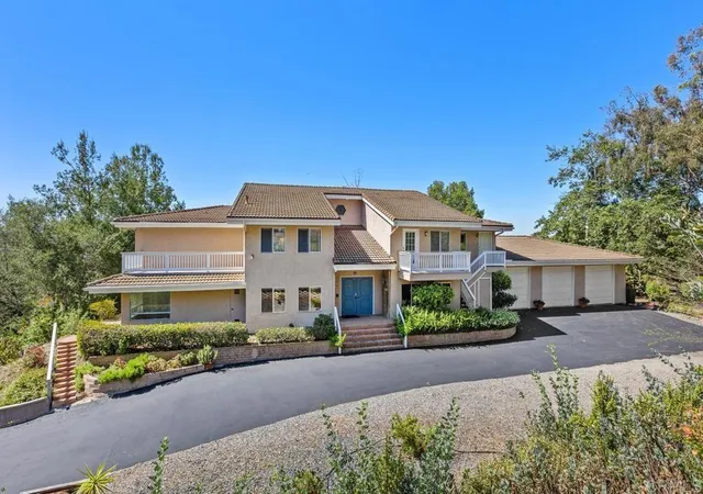 2nd image of 40461 Rock Mountain Dr, Fallbrook, CA 92028 | MLS# NDP2604492
