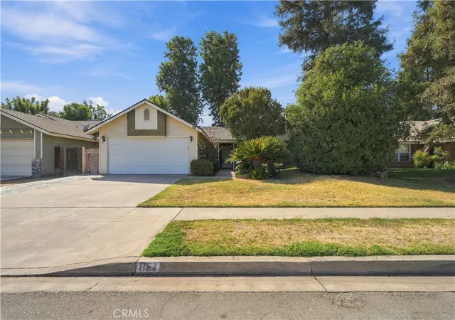Photo 1 of Sale Pending at 851 N Crenshaw, Visalia, CA 93291 | MLS# SC26101140 | Listing updated on 2026-10-07