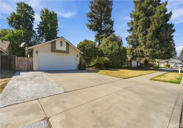 Photo 2 of Sale Pending at 851 N Crenshaw, Visalia, CA 93291 | MLS# SC26101140 | Listing updated on 2026-10-07