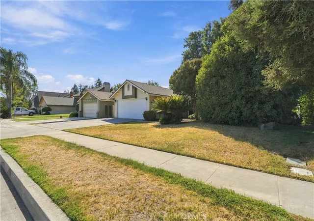 Photo 3 of Sale Pending at 851 N Crenshaw, Visalia, CA 93291 | MLS# SC26101140 | Listing updated on 2026-10-07