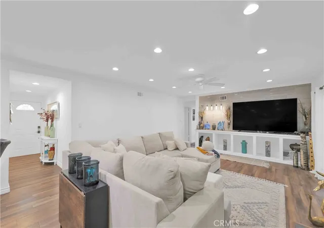 3rd image of 4771 Excelente Dr, Woodland Hills, CA 91364 | MLS# SR26101502