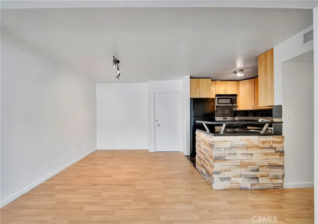 5th image of 18620 Hatteras St #247, Tarzana, CA 91356 | MLS# SR26101173