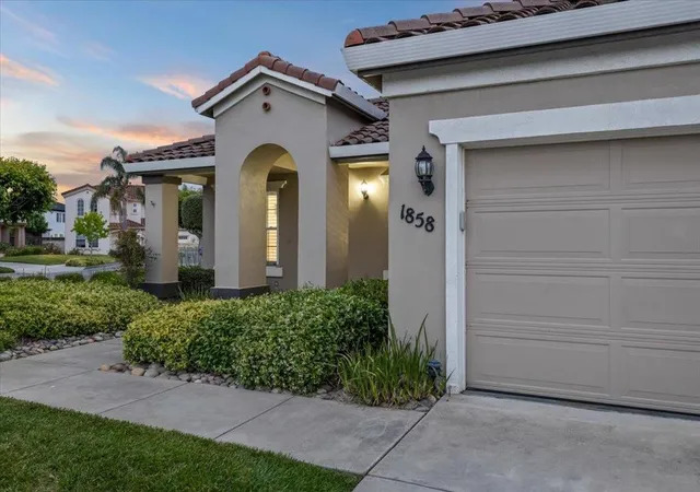 4th image of 1858 Buckingham Dr, Salinas, CA 93906 | MLS# ML82046608