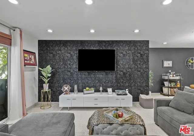 2nd image of 6752 Hillpark Dr #202, Los Angeles, CA 90068 | MLS# 26832221