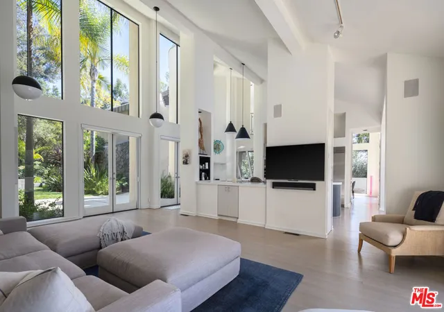 Homes for sale in Los Angeles, CA | 1060 Oakmont St, Los Angeles, CA 90049 | MLS# 26761411