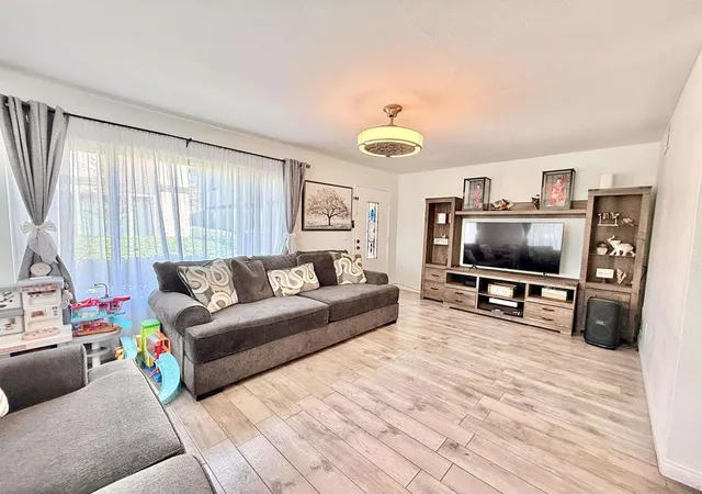 3rd image of 807 S Mollison Ave, El Cajon, CA 92020