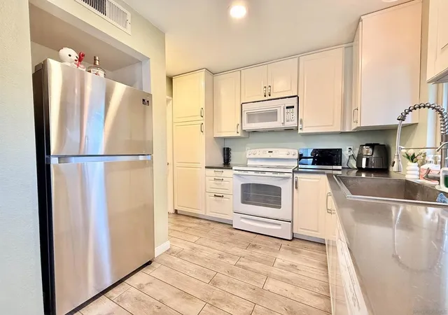 5th image of 807 S Mollison Ave, El Cajon, CA 92020