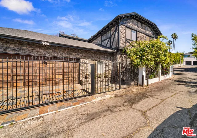 22nd image of 2402 Hollyridge Dr, Los Angeles, CA 90068 | MLS# 26832157