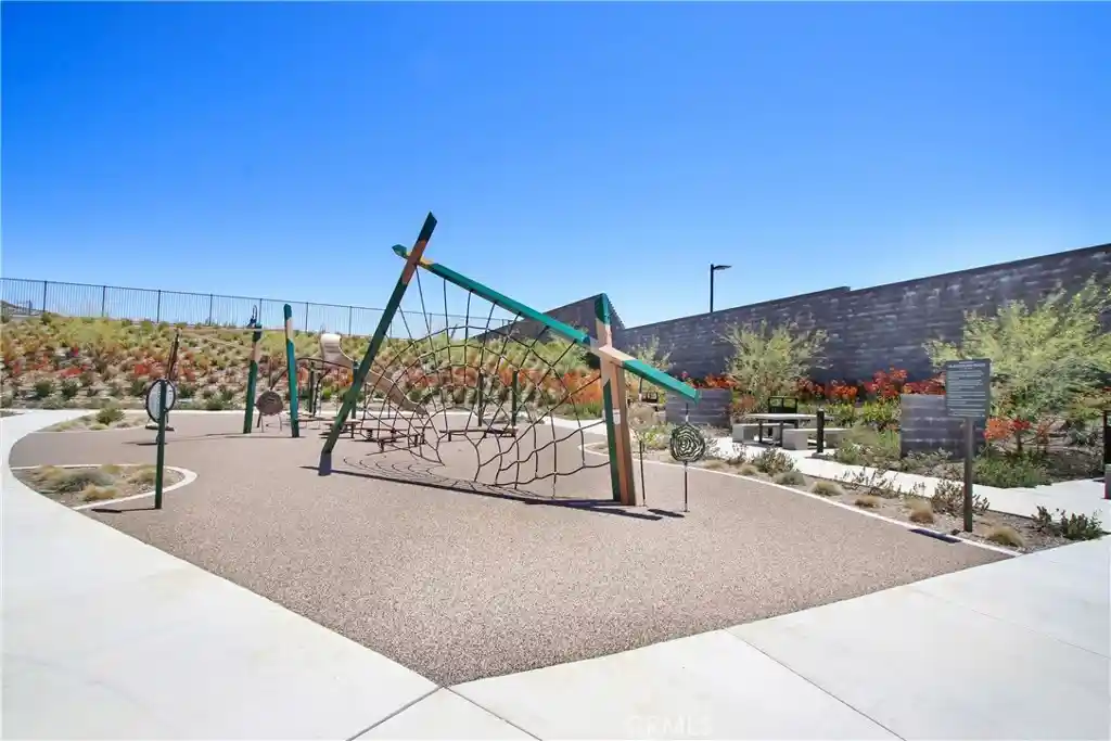 Listing Photo 23 - Condo for sale in 15940 Caterpillar Dr located at 15940 Caterpillar Dr, Fontana, CA 92336 - Unit 15940 Caterpillar Dr