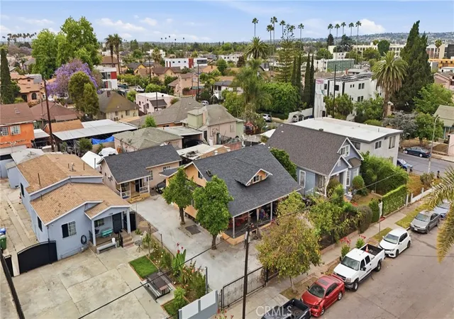 5th image of 1472 W 37Th, Los Angeles, CA 90018 | MLS# DW26102332
