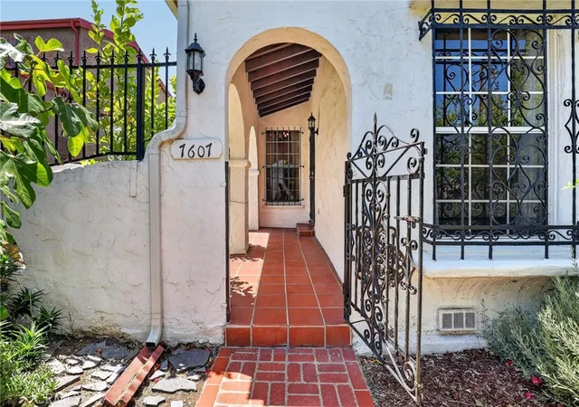 3rd image of 7607 8Th Ave, Los Angeles, CA 90043 | MLS# PW26102601