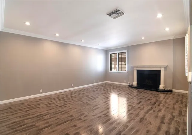 Listing Photo 4 - Condo for sale at Encino Plaza North, Unit 115 5401 Zelzah, Encino Plaza North, Encino, CA 91316 | Built Year: 1975-1975
