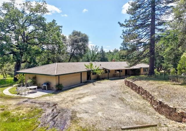 5th image of 51300 Road 426, Oakhurst, CA 93644 | MLS# FR26102461