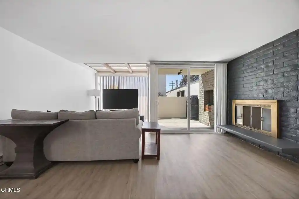 Listing Photo 2 - Condo for sale in 1335 Edgewood Wy located at 1335 Edgewood Wy, Oxnard, CA 93030 - Unit 1335 Edgewood Way