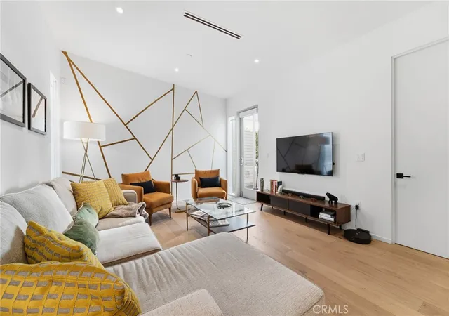 Listing Photo 1 - Condo for sale in building located at 1030 N Kings Rd, West Hollywood, CA 90069 - Unit #405