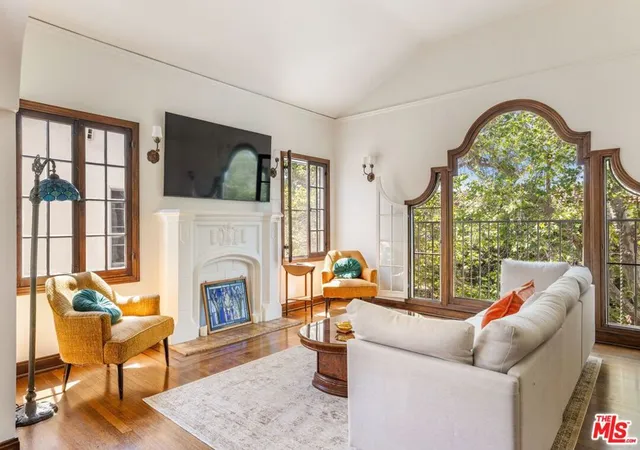 3rd image of 326 N Sycamore Ave, Los Angeles, CA 90036 | MLS# 26813983