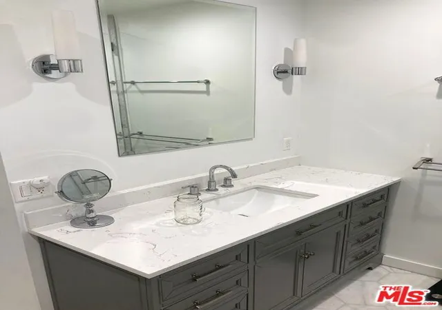 2nd image of 1025 N Kings Rd, West Hollywood, CA 90069
