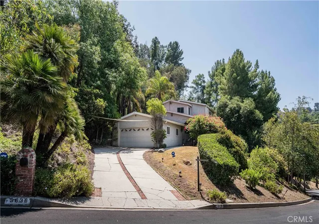 2nd image of 3636 Dellvale Pl, Encino, CA 91436 | MLS# IV26104498
