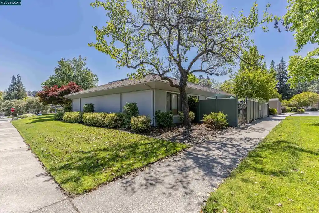 Listing Photo 2 - Condo for sale in 1109 Golden Rain Rd located at 1109 Golden Rain Rd, Walnut Creek, CA 94595 - Unit 1109 Golden Rain Rd