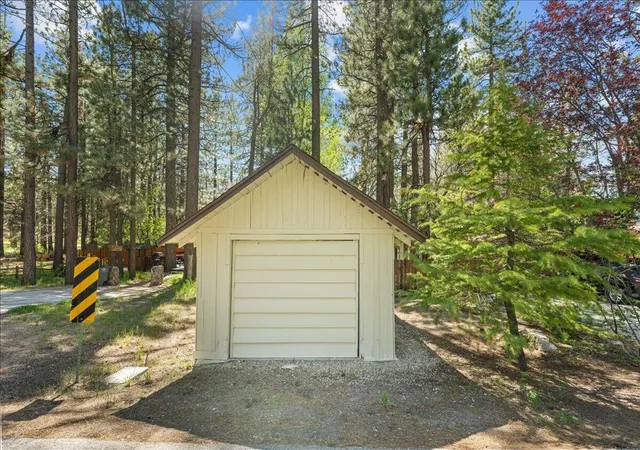 Photo 3 of Single family home for sale at 880 Jaybird Ln, Big Bear Lake, CA 92315 | MLS# 219147894DA | Listing updated on 2026-09-28