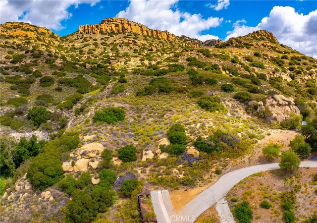 2nd image of 200 Amigo Rd, Chatsworth, CA 91311 | MLS# SR26105303