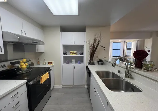 Listing Photo 5 - Condo for sale in building located at 988 Franklin St, Oakland, CA 94607 - Unit #1111