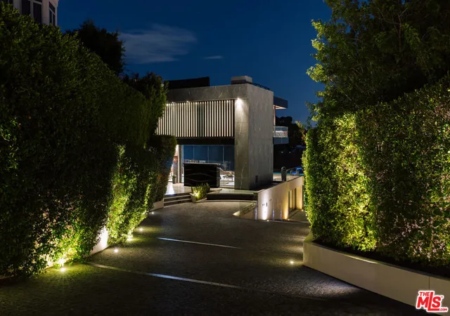 Photo 3 of Mansion for sale at 9199 Thrasher Ave, Los Angeles, CA 90069 | MLS# 26834263 | Listing updated on 2026-08-31