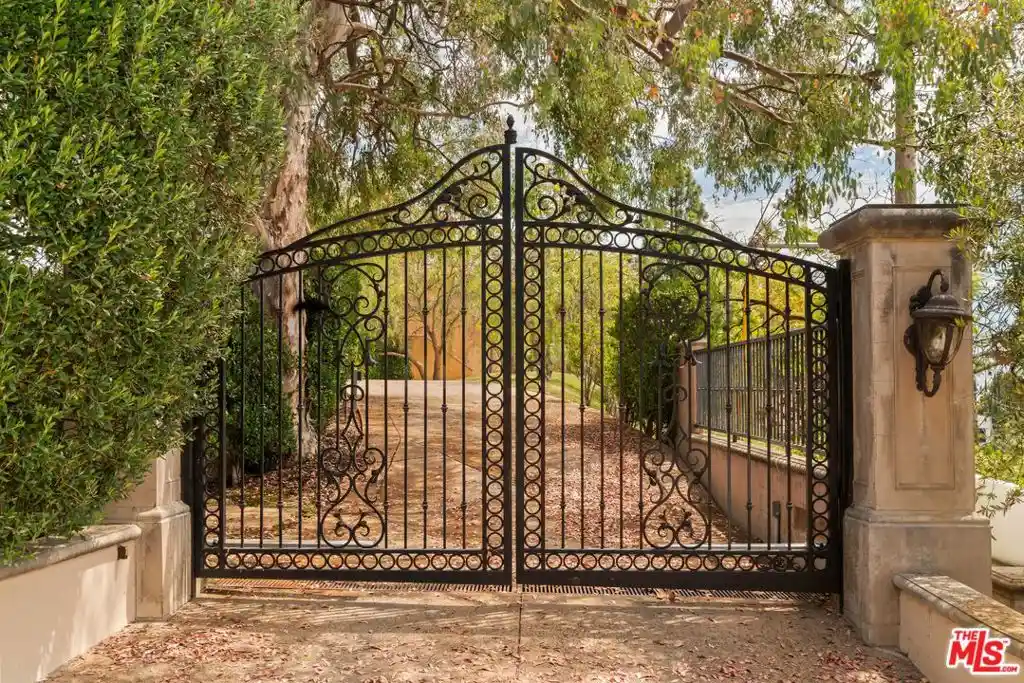 Photo 1 of Mansion for sale at 2600 Bowmont Dr, Beverly Hills, CA 90210 | MLS# 26834273 | Listing updated on 2026-07-22