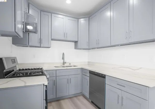 3rd image of 4 36th St, Oakland, CA 94609 | MLS# 41134752
