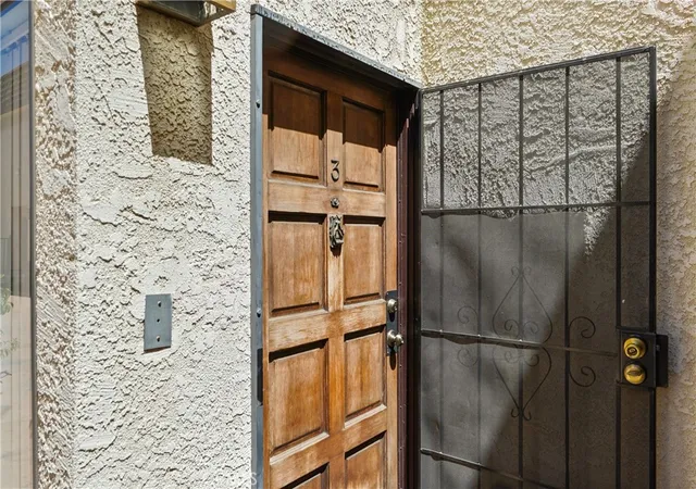 3rd image of 14239 Sherman Wy #3, Van Nuys, CA 91405 | MLS# SR26105624