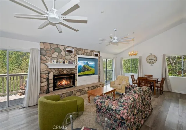 3rd image of 1023 Pintail Cir, Lake Arrowhead, CA 92352 | MLS# IG26105259
