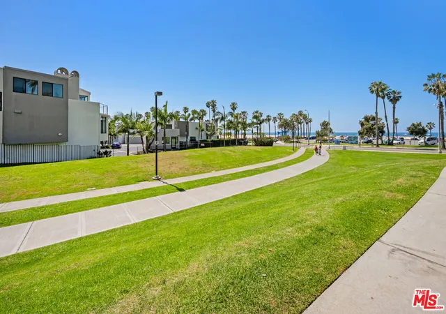 Homes for sale in Santa Monica, CA | 2960 Neilson Way, Santa Monica, CA 90405 | Houzeo