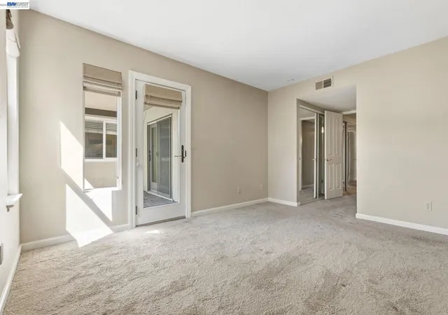 Listing Photo 2 - Condo for sale in building located at 165 Fairoaks Dr, Vacaville, CA 95688 - Unit #