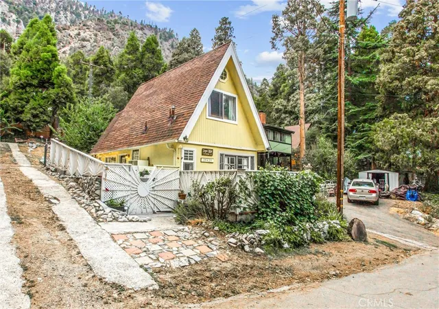Photo 4 of Single family home for sale at 39429 Canyon Dr, Forest Falls, CA 92339 | MLS# IG26106554 | Listing updated on 2026-08-31