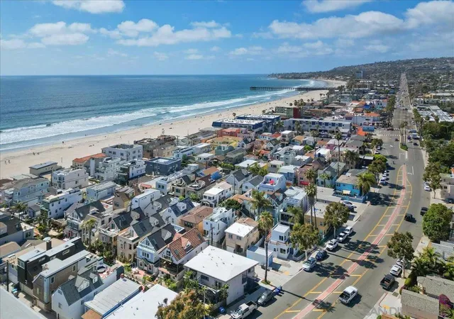 Listing Photo 2 - Condo for sale in building located at 751 Yarmouth Ct, San Diego, CA 92109 - Unit #