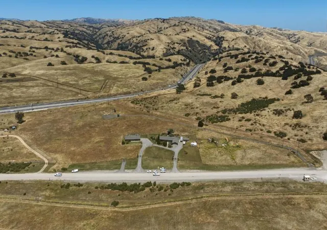 34th image of 38780 Dinosaur Point Rd, Hollister, CA 95023 | MLS# ML82047530