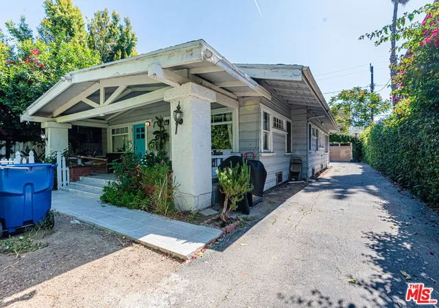 1st image of 1130 N Beachwood Dr, Los Angeles, CA 90038 | MLS# 26833741