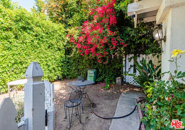 3rd image of 1130 N Beachwood Dr, Los Angeles, CA 90038 | MLS# 26833741