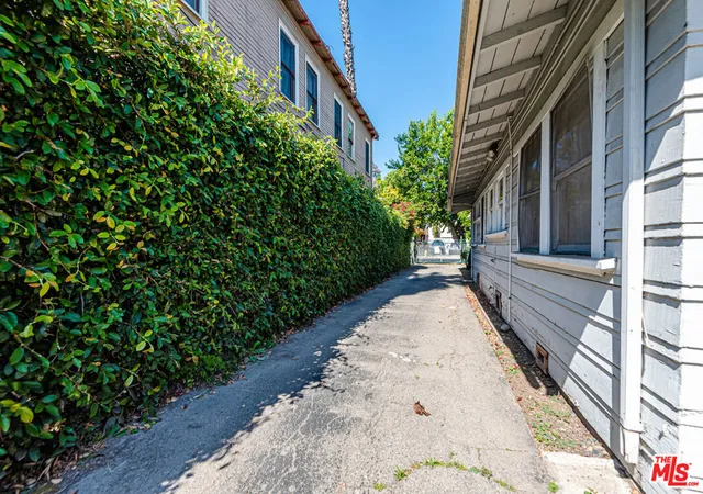 4th image of 1130 N Beachwood Dr, Los Angeles, CA 90038 | MLS# 26833741