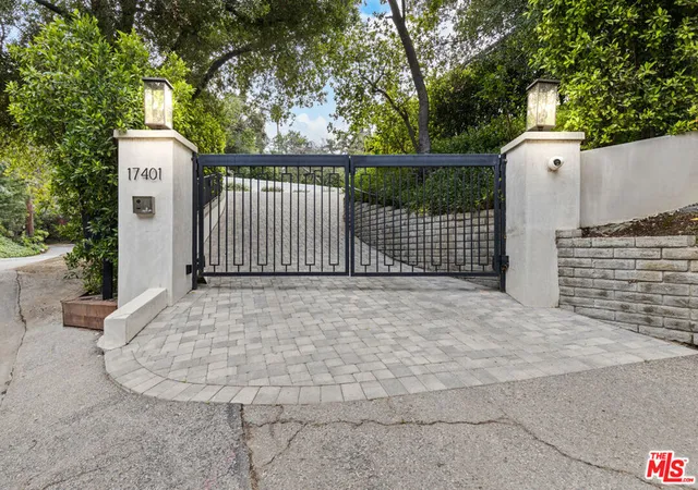 1st image of 17401 Rancho St, Encino, CA 91316 | MLS# 26834909