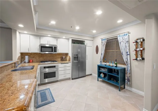 Listing Photo 4 - Condo for sale in building located at 200 Pacific Coast, Huntington Beach, CA 92648 - Unit #M-9