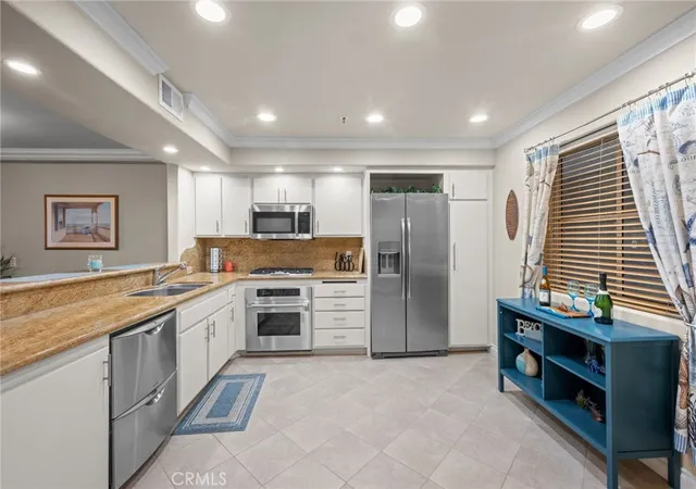 Listing Photo 5 - Condo for sale in building located at 200 Pacific Coast, Huntington Beach, CA 92648 - Unit #M-9