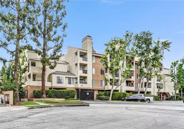 2nd image of 5500 Owensmouth Ave #122, Woodland Hills, CA 91367 | MLS# PW26106941