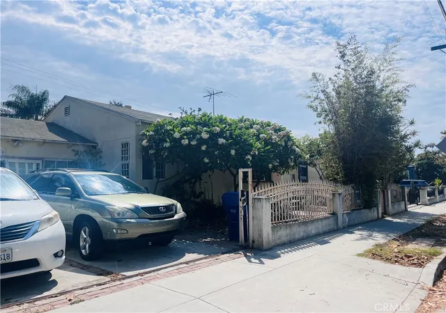 Photo 2 of Single family home for sale at 4130 Redwood Ave, Los Angeles, CA 90066 | MLS# CV26106468 | Listing updated on 2026-09-28